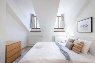 Elegant 4-Guest Retreat near Old Town - Prague - 3