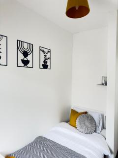 Charming Worsley Home with parking - Worsley - 3