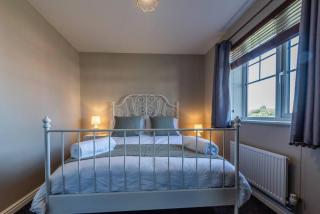 Dee View Executive Stay - Flint - 4