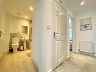 Spacious 7 Beds 3BR Home - Contractors - Families - Free Parking - Driveway - Garden - Fast WiFi - Smart TV with Netflix - Northampton - 5