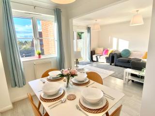 Spacious 7 Beds 3BR Home - Contractors - Families - Free Parking - Driveway - Garden - Fast WiFi - Smart TV with Netflix - 1