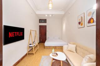 Sunny Balcony Room in Old Quarter with Netflix and Free Laundry - 8