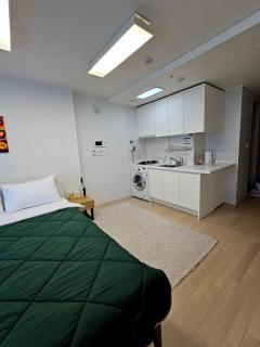 40 Queen, 2 minutes run to the beach, close to the sea, 5 minutes to Club D Oasis swimming pool, nice and long walk along the beach - Busan - 3