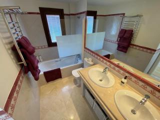 Stylish 3 bed house 2 bathrooms, with patio, roof terrace and communal pool 5 minutes away from the beautiful Spanish white village of Casares Pueblo and only 20 mins from the sea - 9