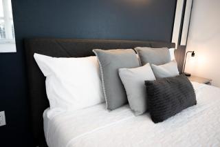 Cozy Central Stay Airport, KingBed, Fenced Parking - Little Havana Near Airport, Wynwood, Calle 8 Brickell, Coral Gables and more - 1