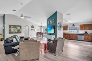 Charming Heated Pool Home - 3 miles to the Beach, Pet and Family Friendly -Available Year Round! - Bonita Springs - 2