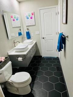 Hot Tub Steam Shower Gym in Charming Family Home! - Lafayette - 9