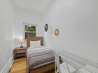 Bloomfield, Shadyside !C Modern and Cozy Private Bedroom with Shared Bathroom - Pittsburgh - 8