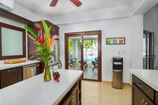 Castaway Villa - 4 Bedroom Beachfront Villa - Maya Beach - 1