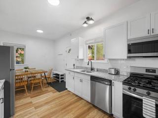 Bloomfield, Shadyside !2 Modern and Spacious Two Bedroom Apt with Free Parking - Pittsburgh - 3