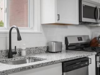 Bloomfield, Shadyside !2 Modern and Spacious Two Bedroom Apt with Free Parking - Pittsburgh - 2