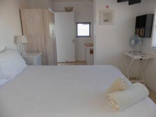 BLUE OYSTER Beach front beauty - Britannia Bay - 1