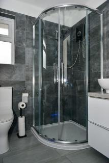 Perfect for contractors, TVs in every bedroom - 6