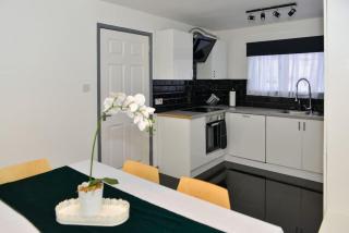 Perfect for contractors, TVs in every bedroom - 4