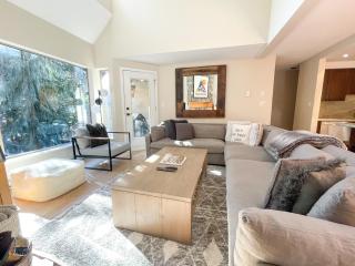 3BR in Gleneagle, Ski Storage, Wood Burning Fireplace, Free Shuttle - 0