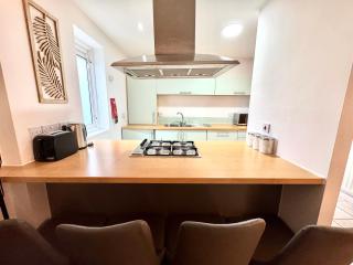 2 Bed, 2 Bath, Ground Floor Whole Apartment with Parking, Near Central London & Stratford, Close to Station, Zone 2 - London - 1