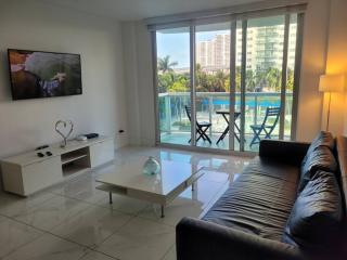 Modern 1 BR Condo, Steps from Beach, Free Parking! - Sunny Isles Beach - 7