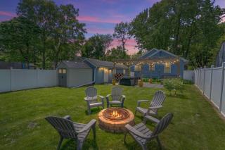 The Hideaway on Hazel- Luxury Smart Home w Hot Tub - Ames - 0