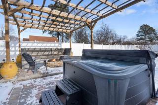 The Hideaway on Hazel- Luxury Smart Home w Hot Tub - Ames - 8