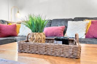 The Hideaway on Hazel- Luxury Smart Home w Hot Tub - Ames - 1