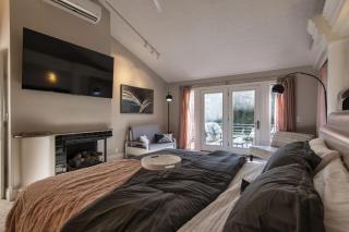 Skyline Villa Indoor Pool Hot Tub - Millard - 7