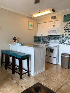 Corpus Christi North Beach Waterfront Cozy Condo, 2 pools and awesome Views! - Corpus Christi - 3