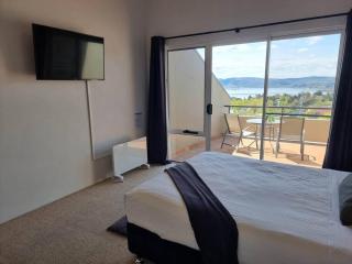 Cascades 15 - Amazing Lake Views l Spa Bath l Split Level Apt l Central Location l Wi-Fi - Jindabyne - 4