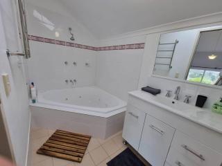 Cascades 15 - Amazing Lake Views l Spa Bath l Split Level Apt l Central Location l Wi-Fi - Jindabyne - 2
