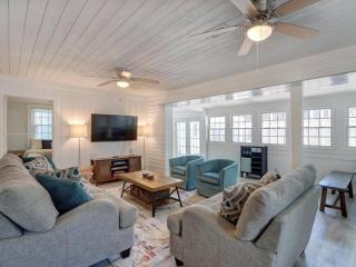 4 Minute Walk To North Beach! Classic Cottage! - Tybee Island - 0