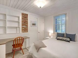 4 Minute Walk To North Beach! Classic Cottage! - Tybee Island - 7