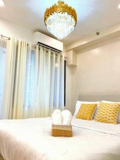1BR Balcony Luxury Condo Shore 2 Near MOA & NAIA - Manila - 5
