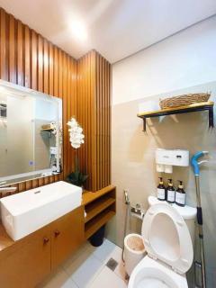 1BR Balcony Luxury Condo Shore 2 Near MOA & NAIA - 2