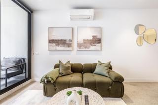 Central & Stylish in St Kilda w AC, WiFi & Balcony - 8