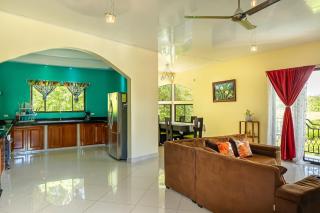 Yellow House - Quepos - 1