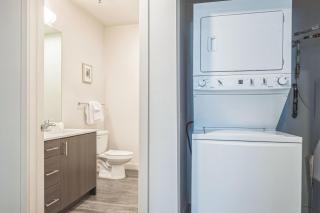 Chic and Modern Getaway with Gym 5 Min to Downtown - 3