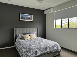 Currimundi luxe house - walk to lake, beach & cafes - Kawana Waters - 2