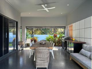 Currimundi luxe house - walk to lake, beach & cafes - Kawana Waters - 7