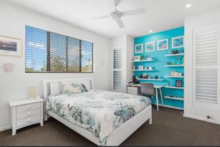 Currimundi luxe house - walk to lake, beach & cafes - Kawana Waters - 1