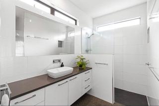 Currimundi luxe house - walk to lake, beach & cafes - Kawana Waters - 3