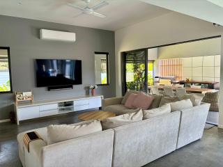 Currimundi luxe house - walk to lake, beach & cafes - Kawana Waters - 8
