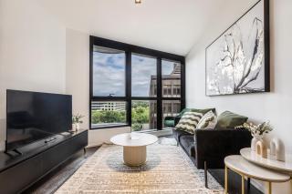 Luxe, Stylish & As-New Apt w Pool, Gym & Car Park - 0