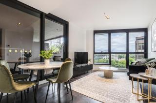 Luxe, Stylish & As-New Apt w Pool, Gym & Car Park - 9