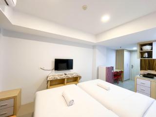 Homey and Cozy Studio at De Prima Apartment By Travelio - Medan - 3