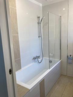 Chambre Parentale , salle de bain privée, accès plages & vue mer du salon dans appartement partagé chez l'habitant ,, Master bedroom, private bathroom, beach access & sea view - Cannes - 2