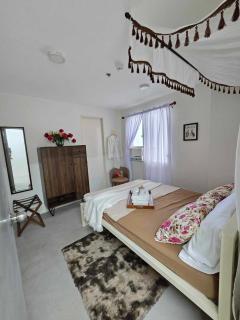 Vintage charm meets modern relaxation near Araneta - Manila - 5