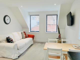 Modern Town Center Apartment - Huntingdon - 3