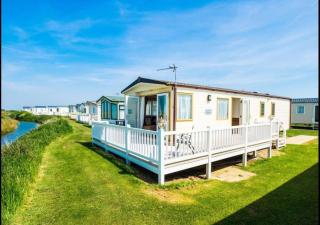MP503 - Camber Sands Holiday Park - Sleeps 8 - Large Gated Decking - Amazing views - Camber - 0