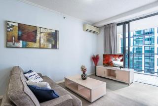 Skyline Sanctuary 1BR Apartment with River Views - Brisbane - 5