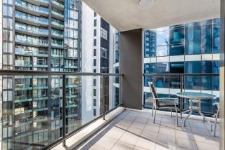 Skyline Sanctuary 1BR Apartment with River Views - Brisbane - 8
