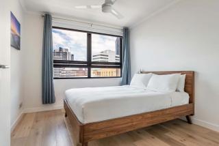 Stylish Central City Retreat with Pool Parking - Brisbane - 1
